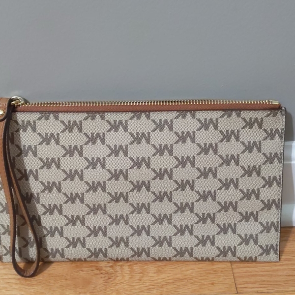 Michael Kors signature wristlet - Picture 2 of 6